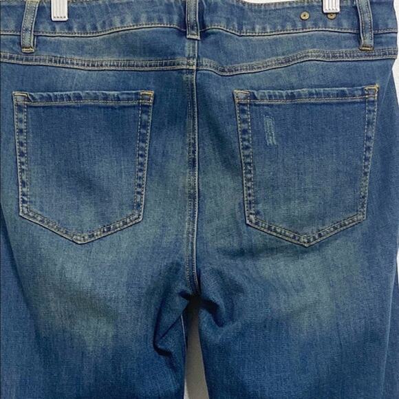 CAbi Madrid Wash Kick It Crop Jeans - Picture 4 of 7